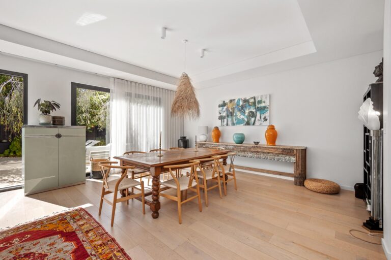 16A Gibney Street gallery