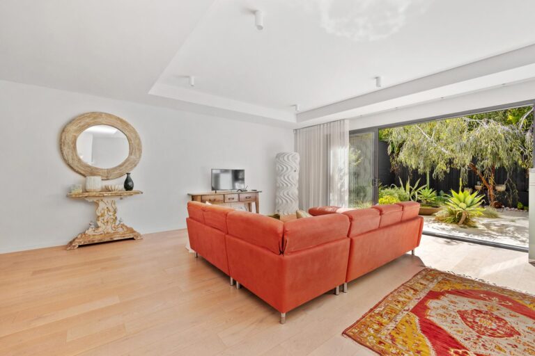 16A Gibney Street gallery