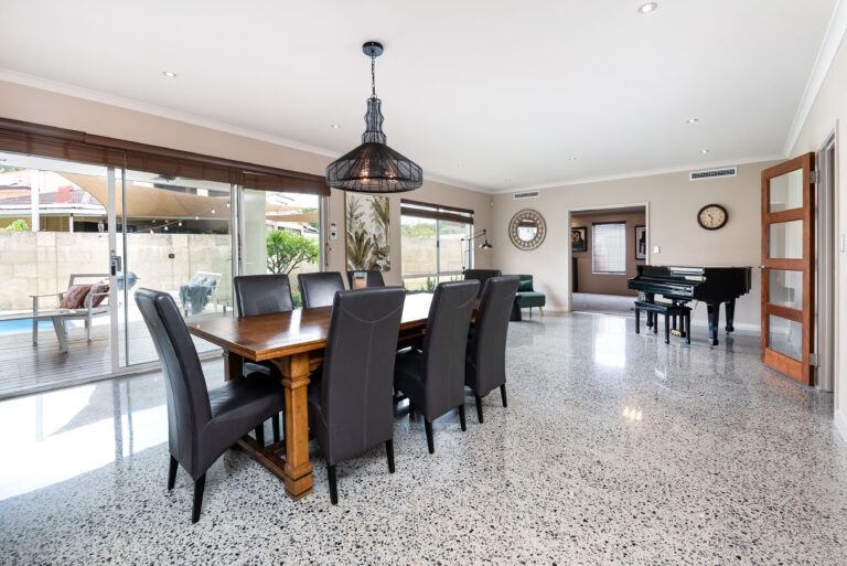 261A Riverton Drive North gallery