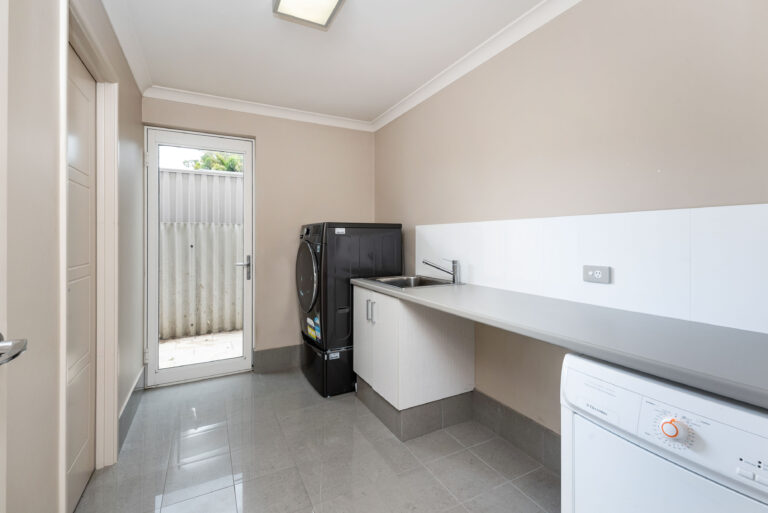 261A Riverton Drive North gallery