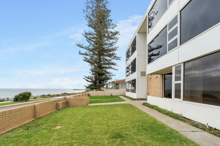 1/76 Marine Parade gallery