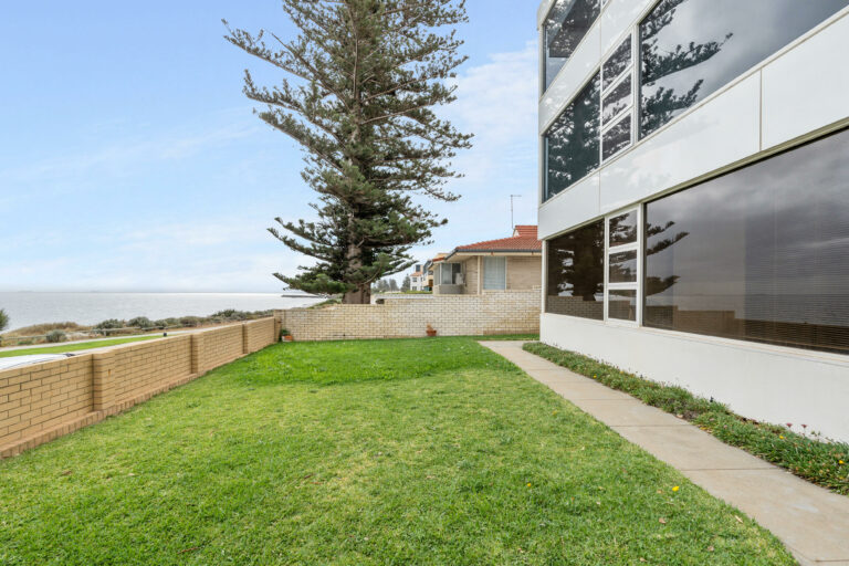 2/76 Marine Parade gallery