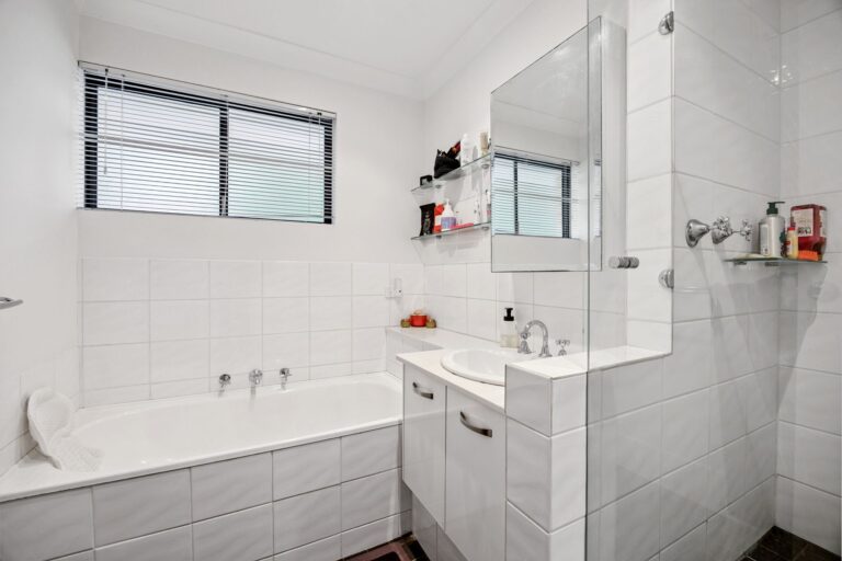 15/30 Wellington Street gallery