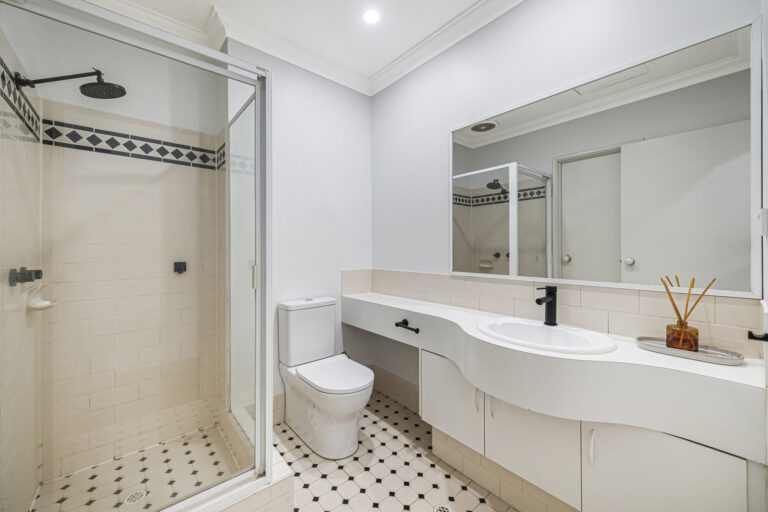 6 / 222 James Street gallery