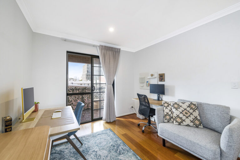 6 / 222 James Street gallery