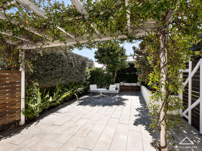 8/21 Anstey Street gallery