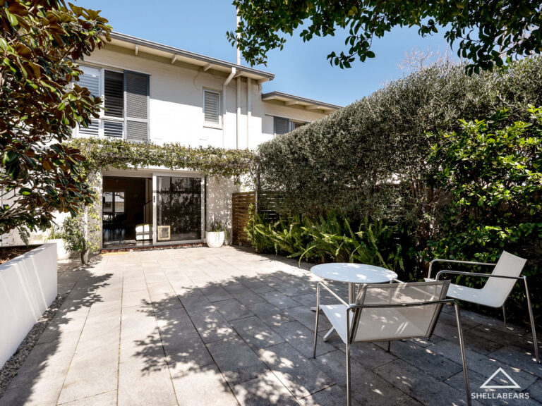 8/21 Anstey Street gallery