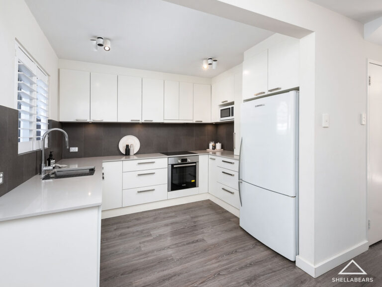 8/21 Anstey Street gallery