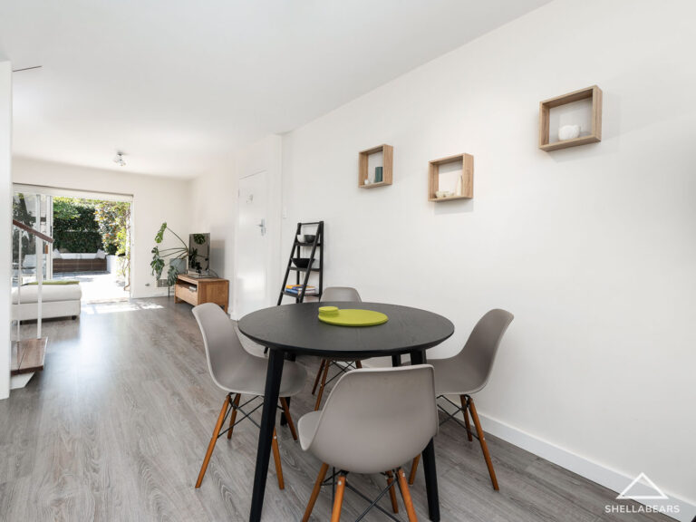 8/21 Anstey Street gallery