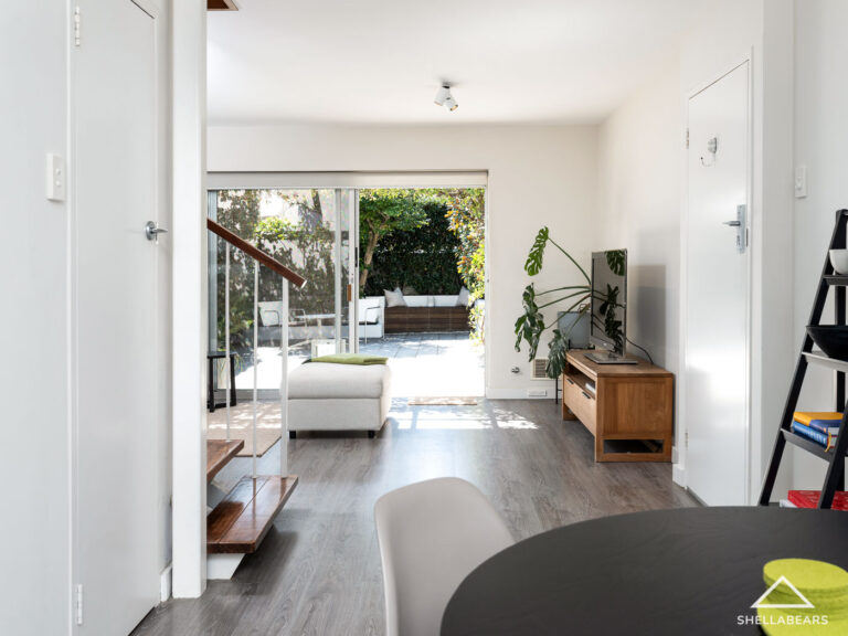 8/21 Anstey Street gallery