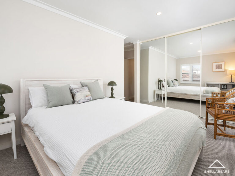 8/21 Anstey Street gallery