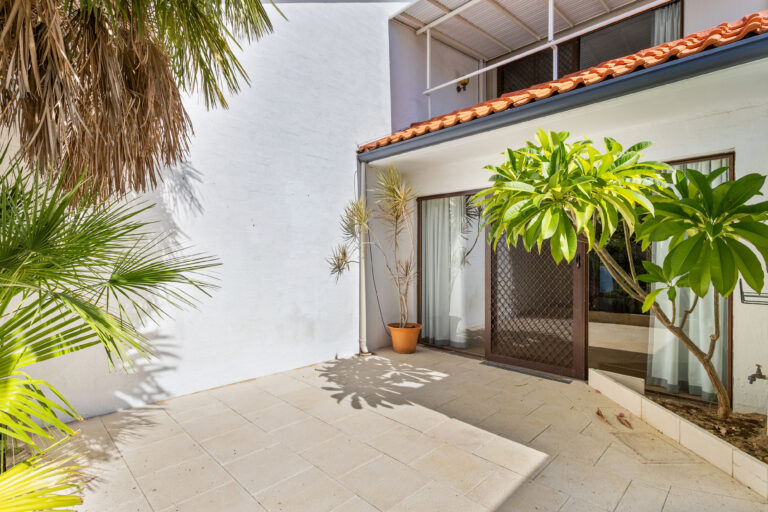 3/129 Labouchere gallery