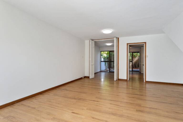 3/129 Labouchere gallery