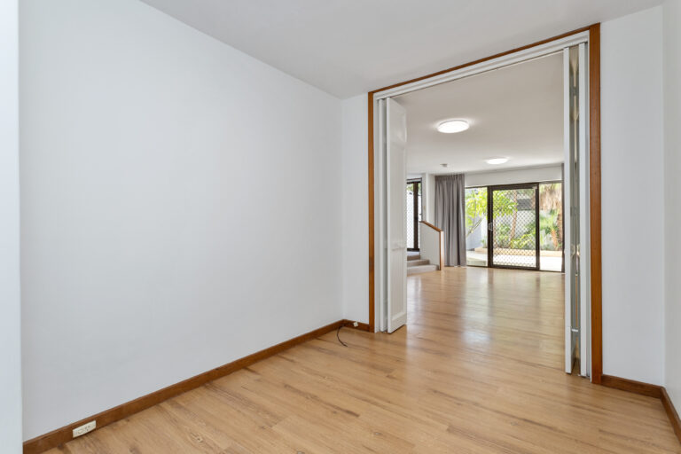 3/129 Labouchere gallery