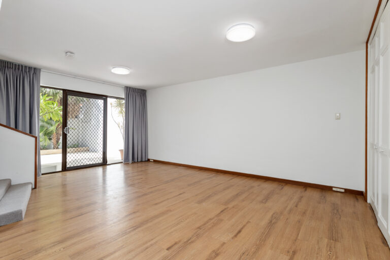 3/129 Labouchere gallery