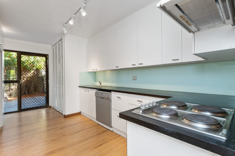 3/129 Labouchere gallery