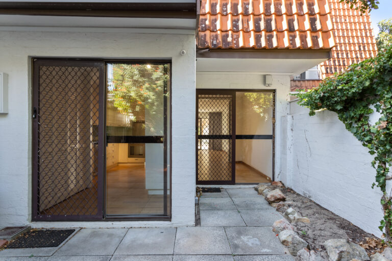 3/129 Labouchere gallery