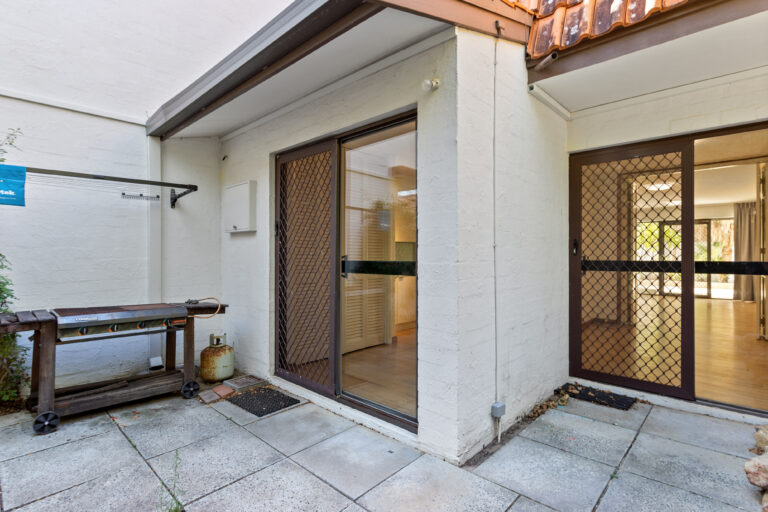 3/129 Labouchere gallery