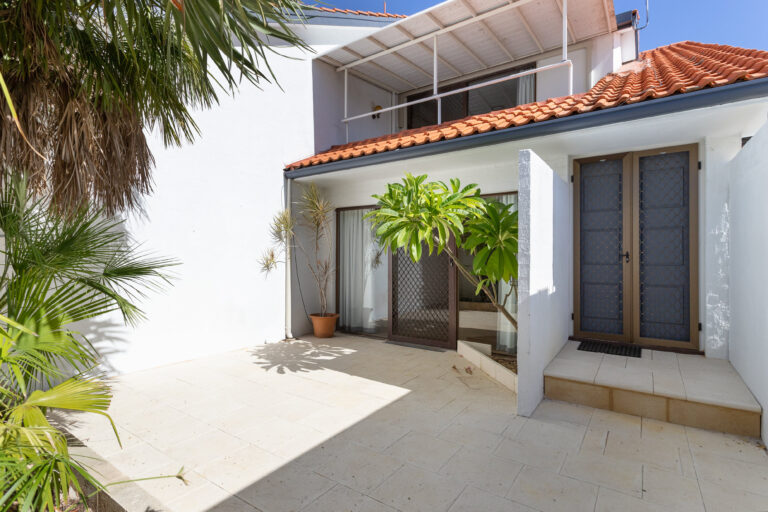 3/129 Labouchere gallery