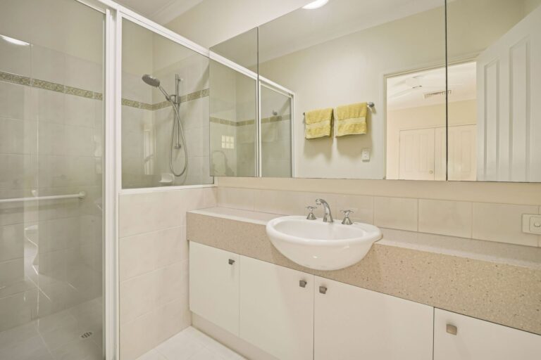 21B Bay Road gallery