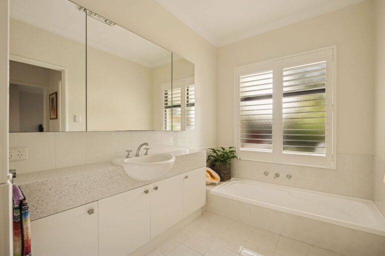 21B Bay Road gallery