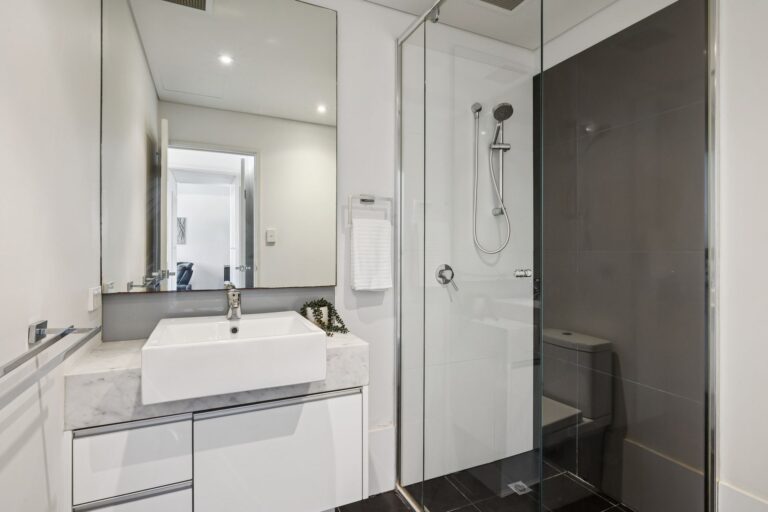 15/33 Malcolm Street gallery