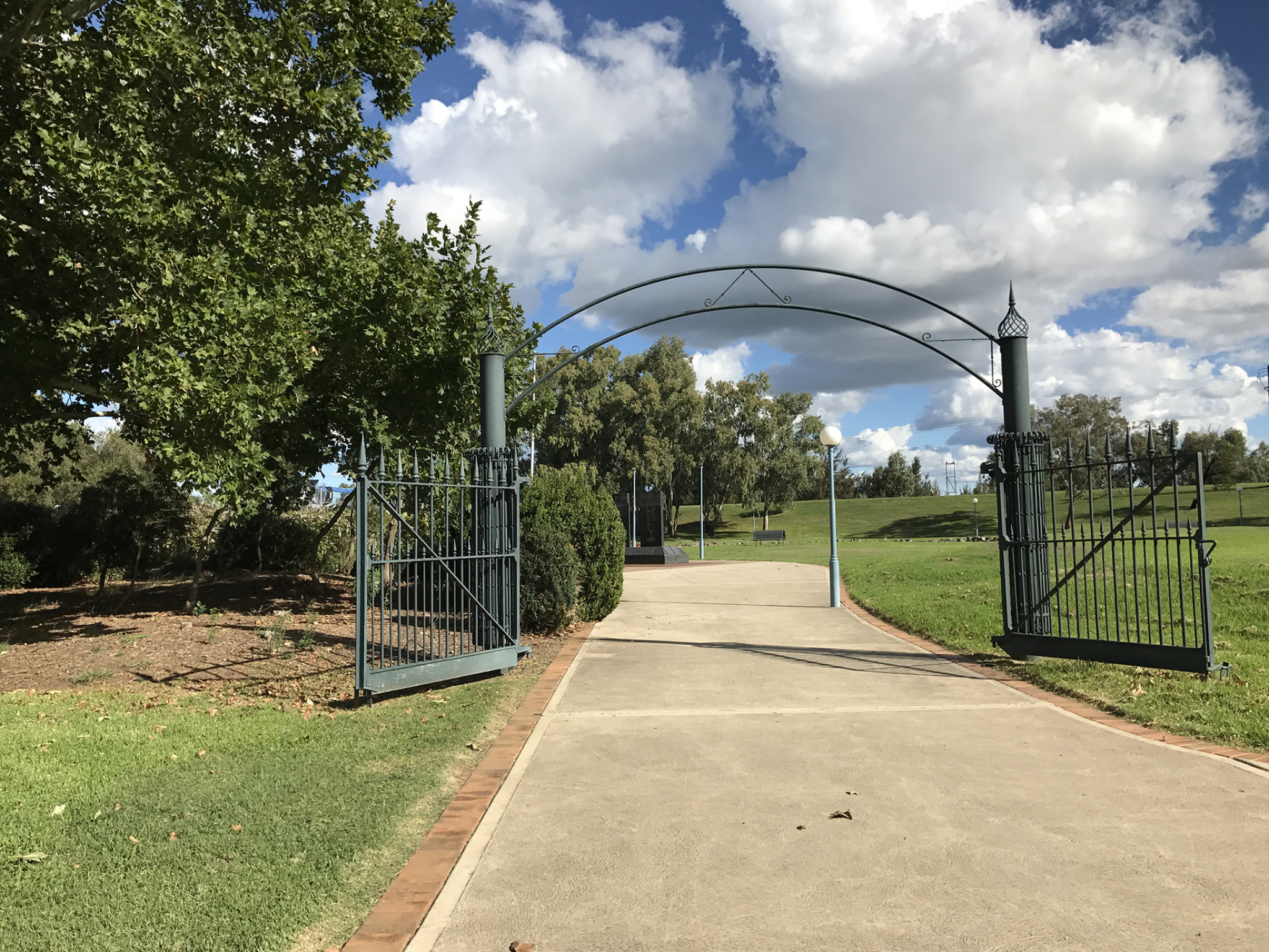 Photograph of Tamworth Man-O-War Memorial Gates war memorial