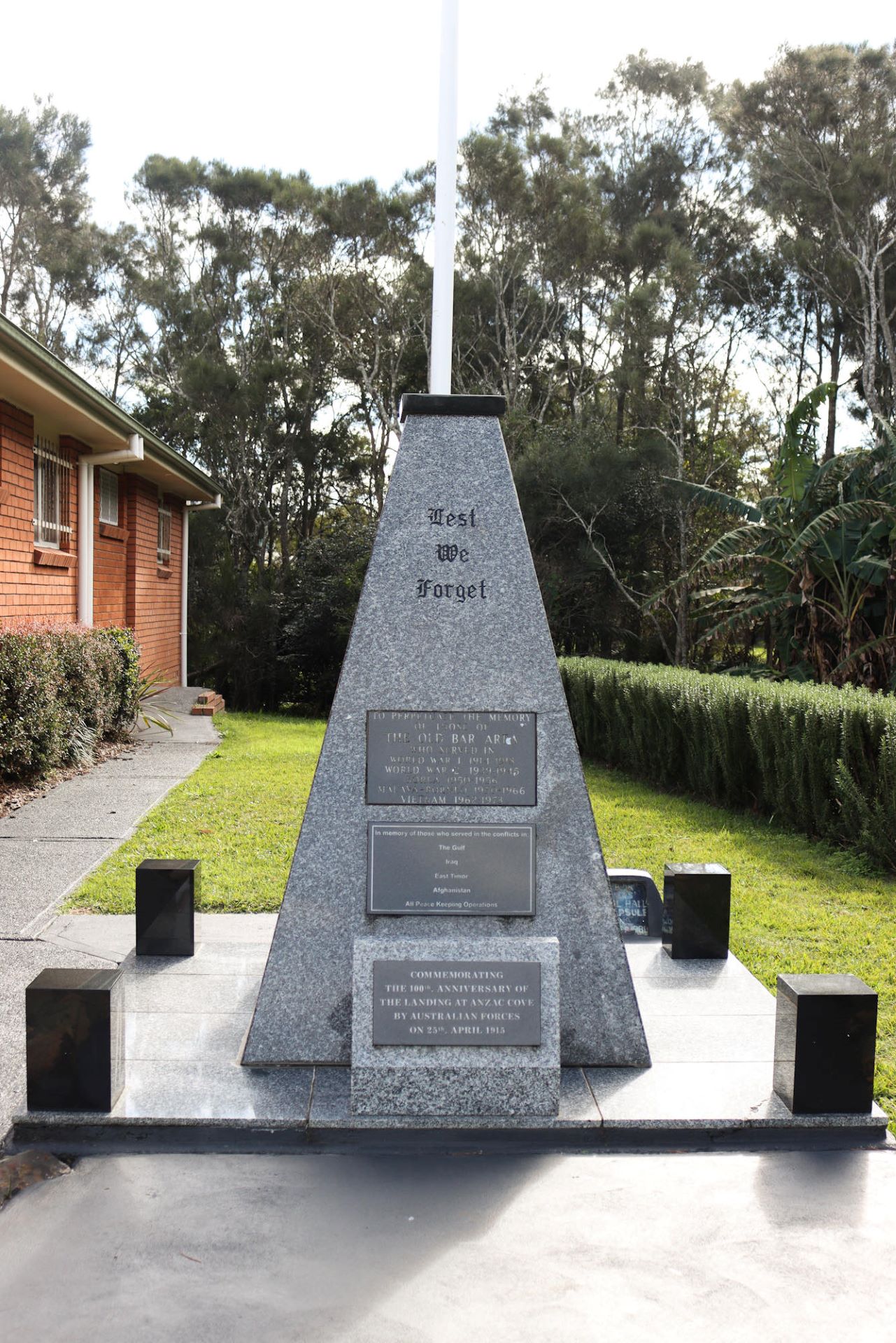 Old Bar Soldiers Memorial Hall and War Memorial