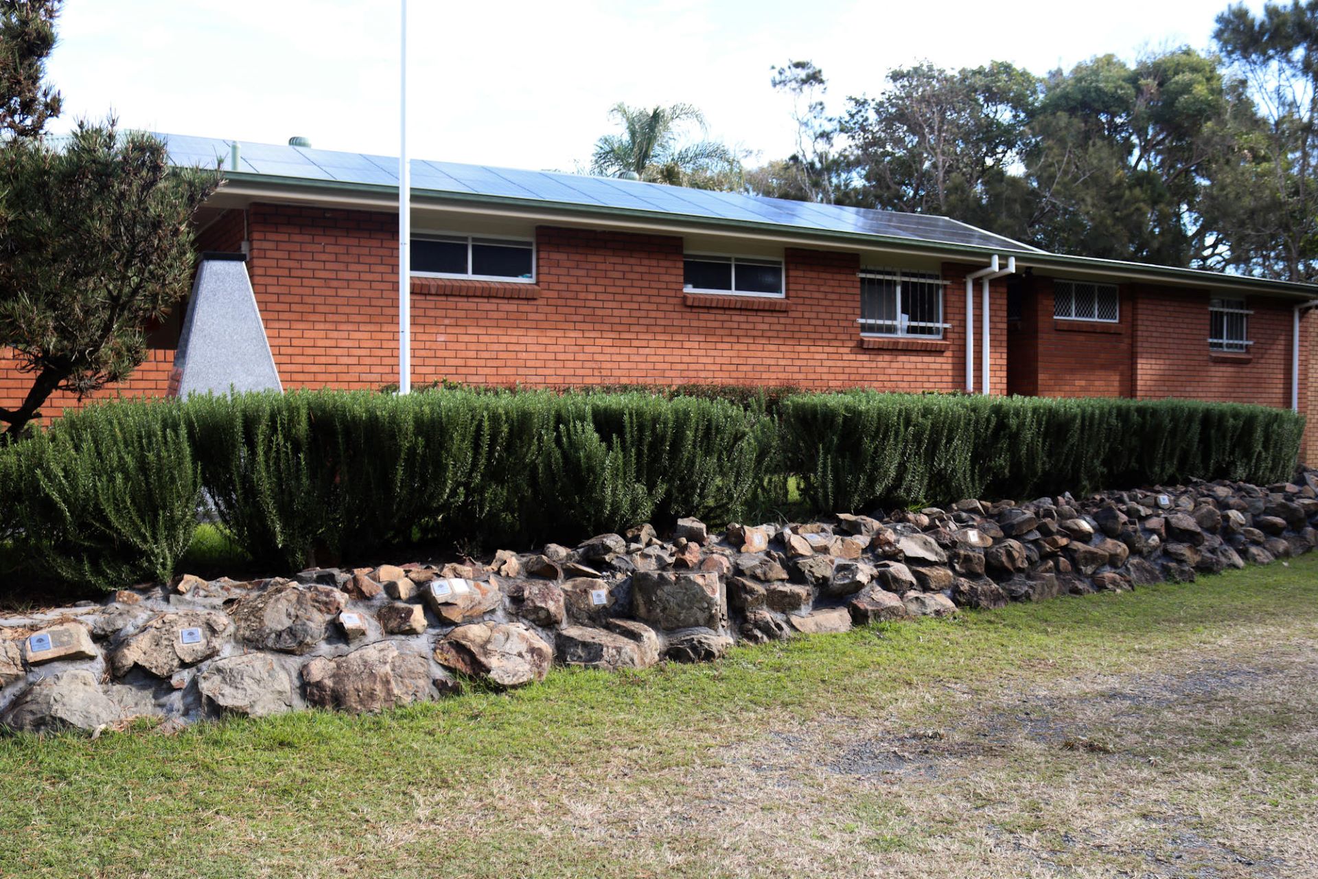 Old Bar Soldiers Memorial Hall and War Memorial