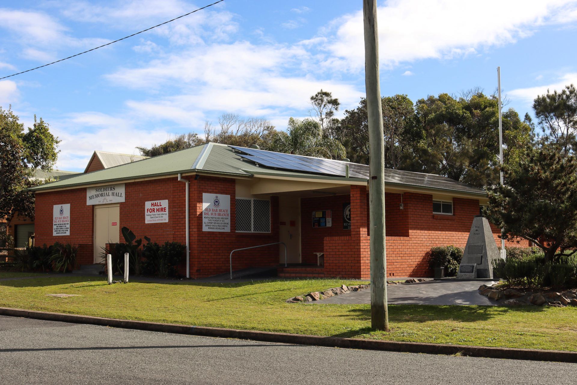 Old Bar Soldiers Memorial Hall and War Memorial