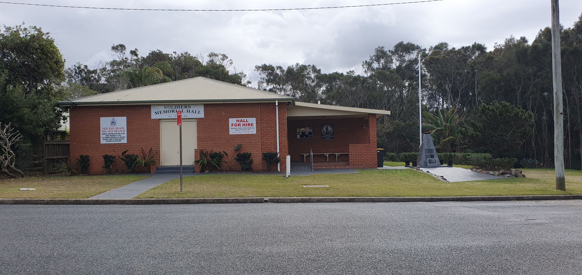 Old Bar Soldiers Memorial Hall and War Memorial