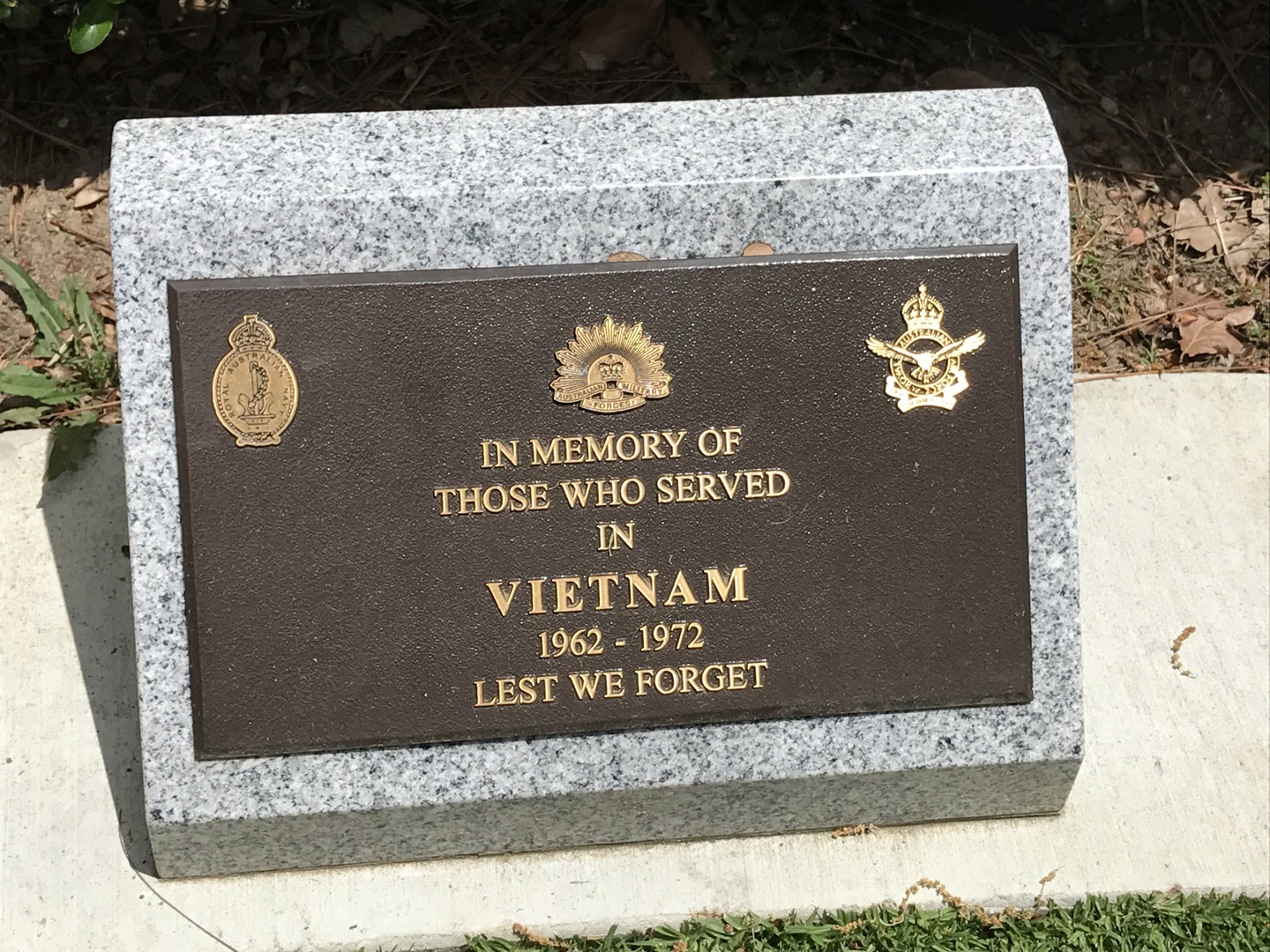 Plaque 5: 'In memory of those who served in Vietnam 1962-1972 Lest We Forget'