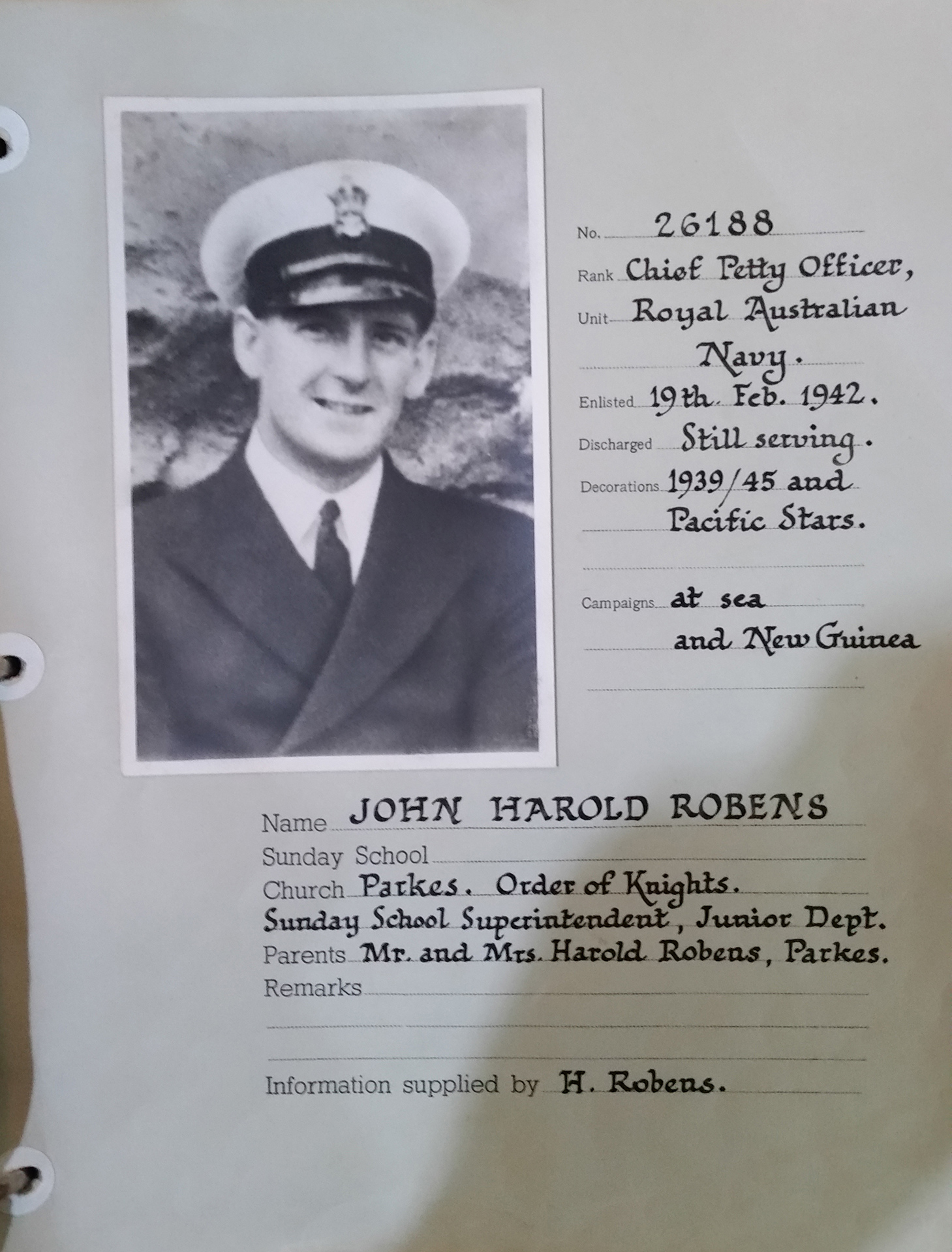 A page from a book recording the veteran's photograph, service details and remarks.