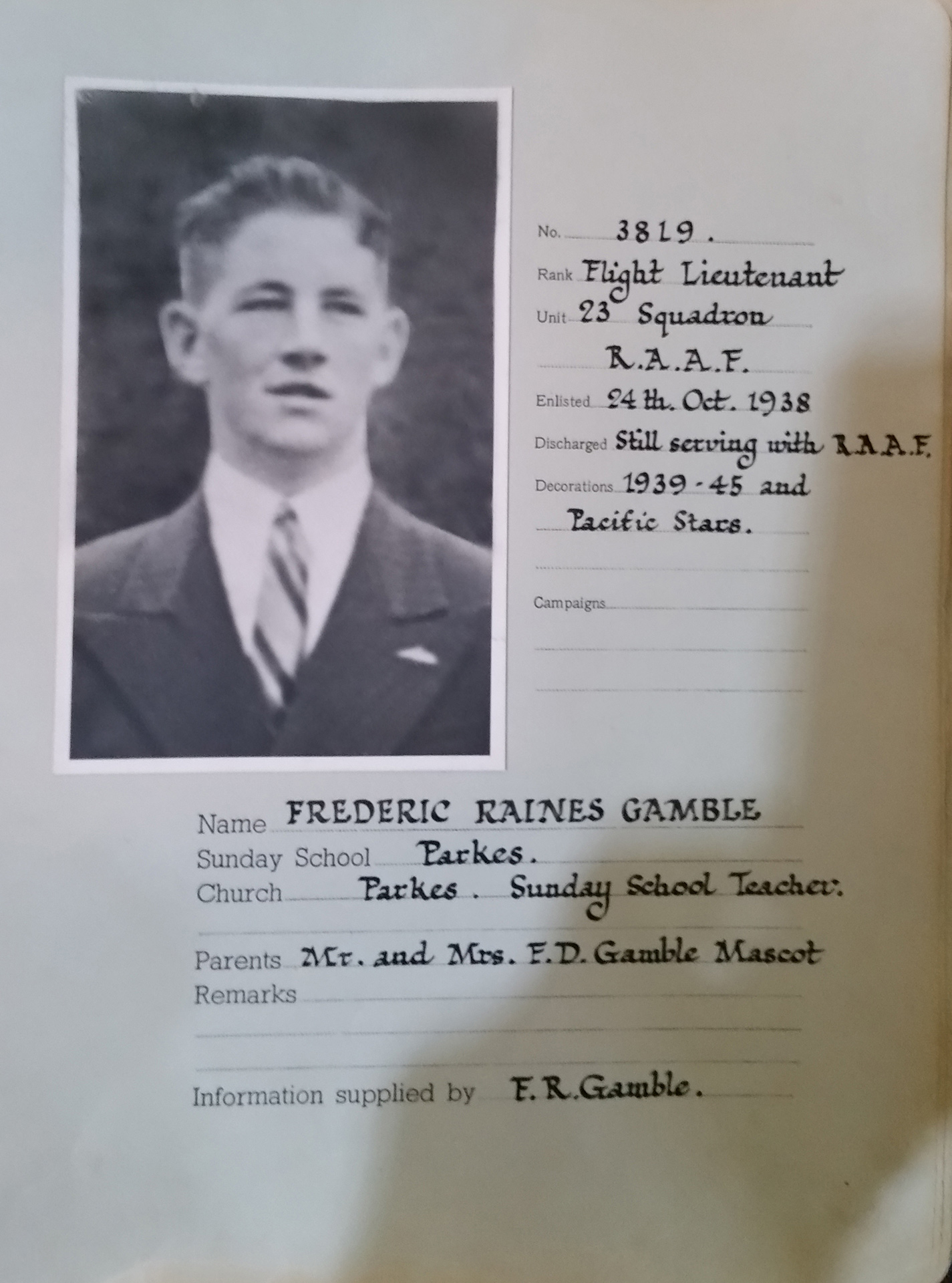 A page from a book recording the veteran's photograph, service details and remarks.