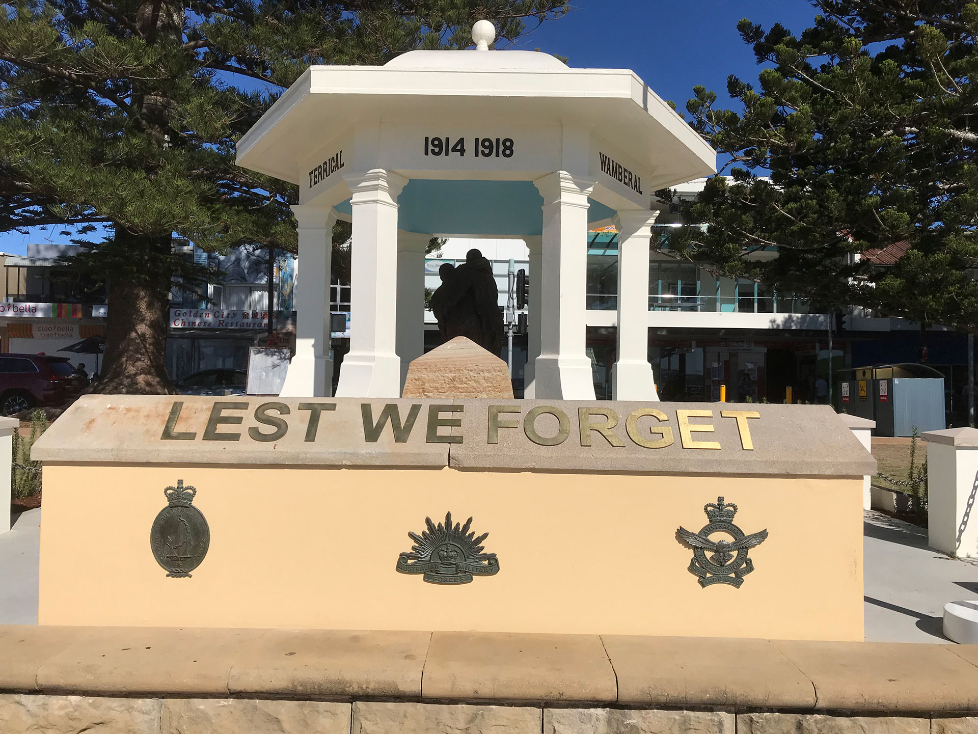 Terrigal Foreshore War Memorial, wall, from back, rotunda in view