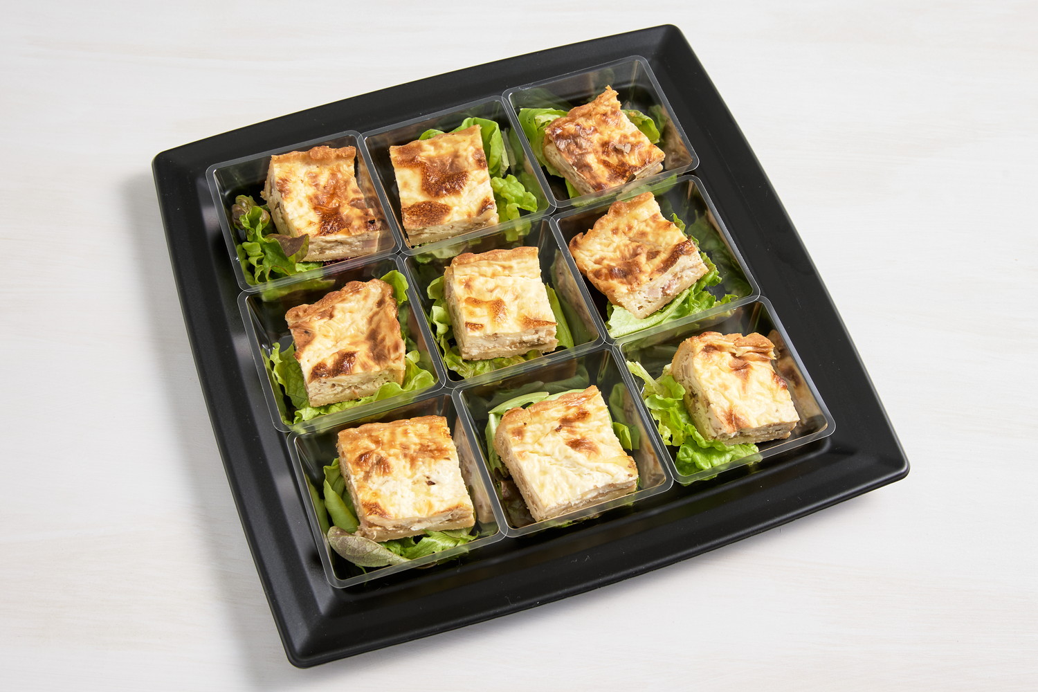 ベーコン、チーズ、玉ねぎの入ったキッシュ