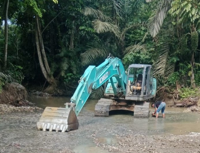 Ekskavator diduga melakukan penambangan ilegal di Sungai Desa Bente