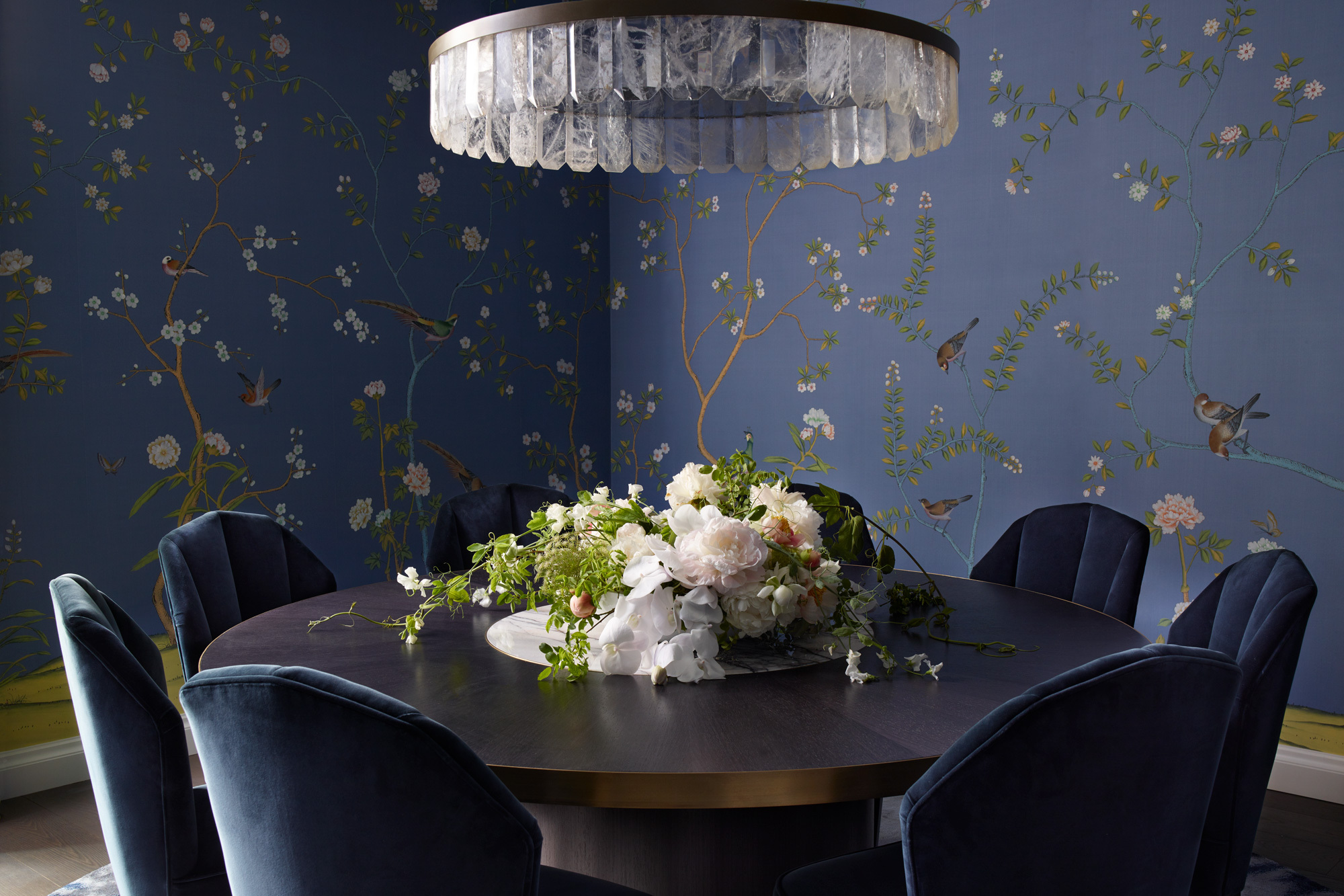 SU827 F GS 101 Dining1 hero web