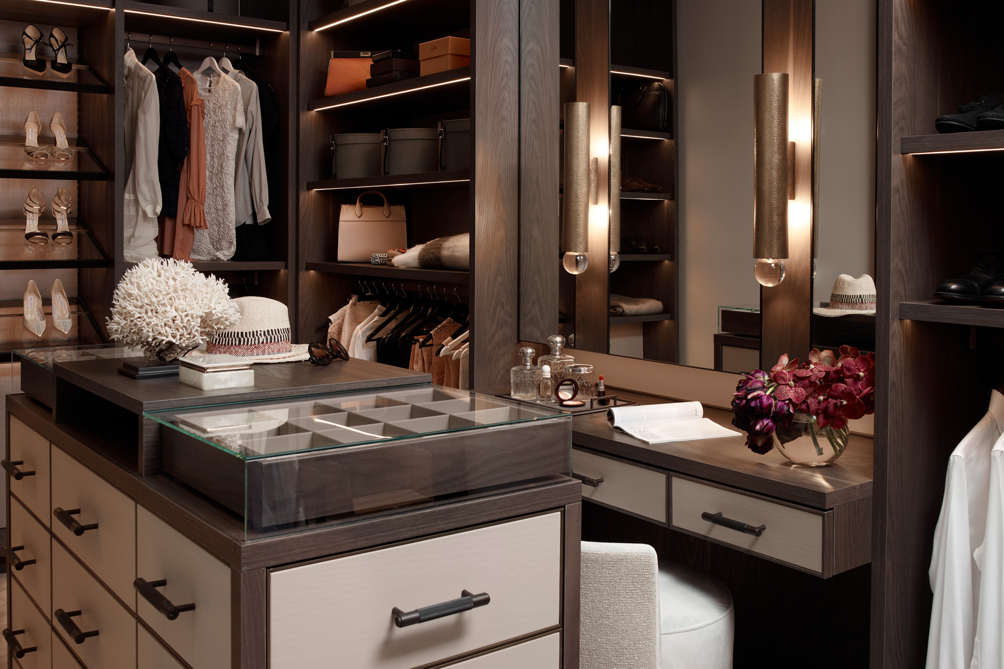 SU827 F GS 101 Dressing2 hero web